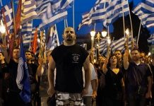 Policías griegos tienen vínculos con el partido de extrema derecha, Amanecer Dorado, en Grecia. © STR/AFP Getty Images