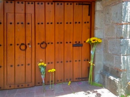 gabo-homenaje-5-flores-amarillas Multitudinaria despedida a Gabriel García Márquez