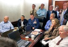 "Situation Room", "Sala de la situación" en la sede de la CIA desde donde el presidente Barak Obama ordenó y siguió en tiempo real con su staff político, militar y de Seguridad el asalto a Osama Bin Laden. Fotografía original de Pete Souza / White House