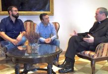 Reunión de Peco Ramírez y Antonio Ferre, de Colegas LGTB con elk obispo de Málaga, Jesús Catalá