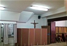 Simbología religiosa católica en un colegio habilitado como local de votación. laicismo.org