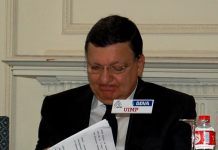José Manuel Durao Barroso revisa su intervención antes de abrir un curso de Economía en la UIMP de Santander