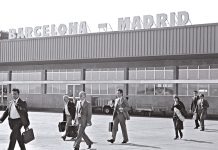 © Manuel López. Primeros vuelos del Puente Aéreo Madrid-Barcelona. Aeropuerto de Barajas, Madrid, 4 de noviembre de 1974. De la exposición fotográfica itinerante Manuel López. Imágenes 1966-2006 (disponible).