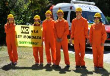 Greenpeace escala el Faro de Moncloa en contra de la Ley de Seguridad Ciudadana