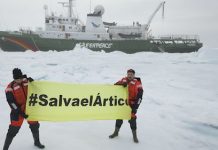 Bardem y Ammann extienden la pancarta en defensa del Ártico delante del rompehielos Esperanza, de Greenpeace.