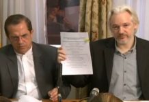 Julián Assange y el canciller de Ecuador, Ricardo Patiño, durante una rueda de prensa en Londres. / Foto: Andes