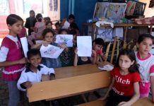 Niños refugiados en una escuela administrada por la ONU en Shujaiyeh, un vecindario de Gaza. Crédito: Khaled Alashqar/IPS