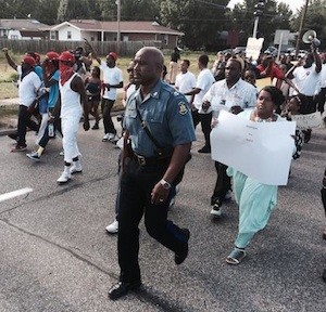 policia-ferguson-protestas El nuevo jefe de policía de Ferguson se une a los manifestantes que protestan por la muerte de un joven negro