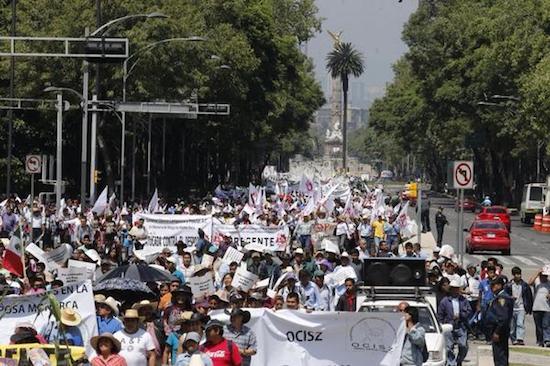 MexicoDF-protesta-campesina-Foto-Kontxaki Las reformas de Peña Nieto, contestadas y criticadas