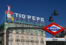 Luminoso del anuncio de Tío Pepe en la Puerta del Sol de Madrid