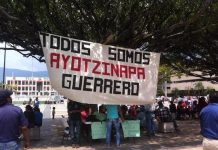 Pancarta de apoyo a las familias de los estudiantes desaparecidos en Guerrero