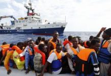 El barco Phoenix de socorro para emigrantes que naufragan en el Mediterráneo