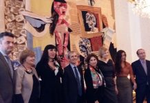 El embajador de Francia, Rossy de palma, Silvia Pérez Cruz y representantes del ministerio francés de Cultura ante el tapiz en color "Femme à la toilette". Madrid 02/02/17