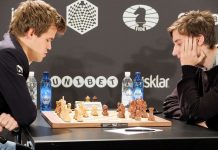 Carlsen juega ante Daniil Dubov en una pasada partida