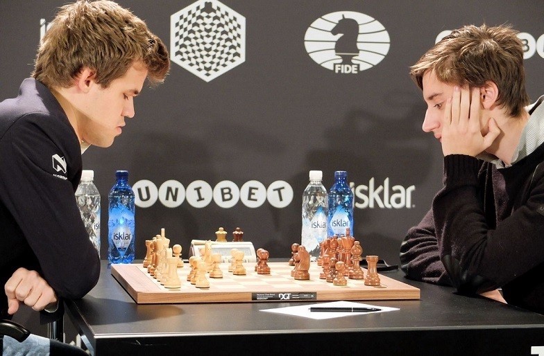 carlsen-juega-con-daniil-dubov-archivo Rusia gana en el Campeonato Mundial de Ajedrez rápido y relámpago