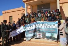 Periodistas saharauis despliegan pancarta de solidaridad con los presos del campamento Gdeim Izik.