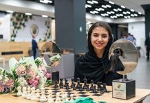La iraní Sara Khadem subcampeona en ambas categorías posa con sus dos trofeos