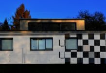 Casa con diseño Bauhaus inspirado en el ajedrez.