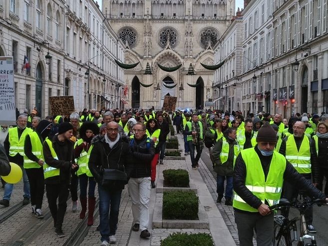 gilets-jaunes-bourges-12-01-2019 Gillets Jaunes: Macron escribe pero no  escucha