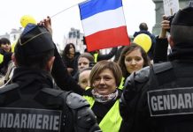 Mujeres francesas se incorporan con voz propia a las movilizaciones de los "gilets jaunes"