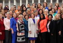 Nancy Pelosi con cogresistas democratas