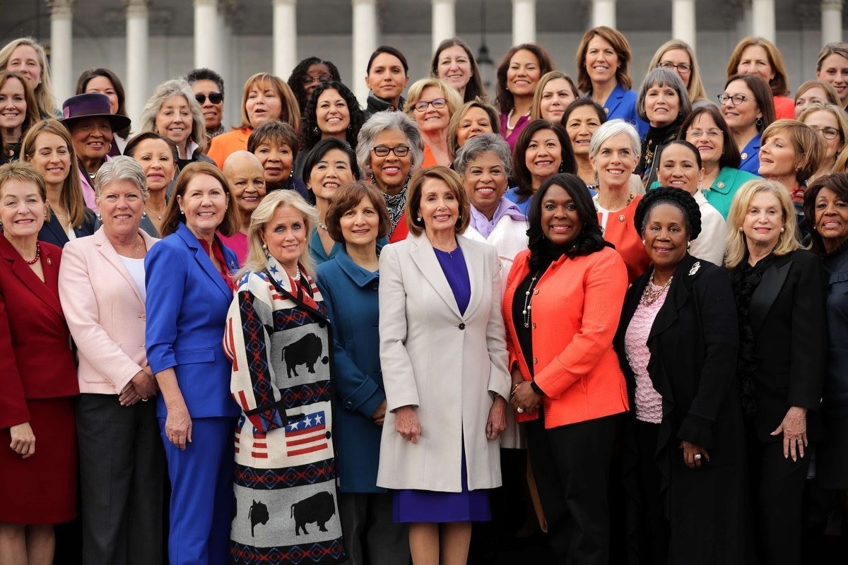 nancy-pelosi-con-cogresistas-democratas Empoderamiento de la mujer en el nuevo Congreso de Estados Unidos