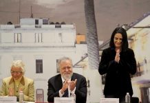 Olga Sánchez Cordero y Alejandro Encinas aplauden este 10 de enero de 2019 a la periodista Lydia Cacho