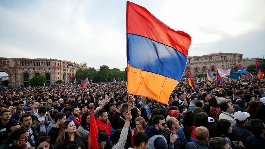 protestas-revolucion-terciopelo-erevan-abr2018 Armenia niega similitudes con Venezuela mientras reaparece su expresidente