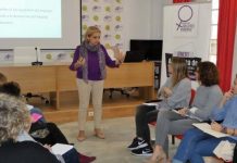 Susana Guerrero, profesora de la UMA, imparte un taller sobre lenguaje inclusivo en la Asociación de Periodistas de Málaga