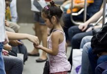 UNICEF/Sebastian Rich Kiara, una niña de cinco años, trabaja vendiendo baratijas en el metro de Buenos Aires desde hace dos años