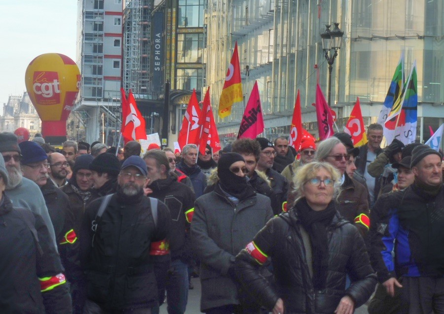 Servicio orden en la manifestación conjunta entre gilets jaunes y sindicatos el 2 de febrero de 2019