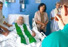 Ernesto Cardenal concelebra la misa en el hospital © Vatican News