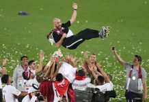 El entrenador español Félix Sánchez Bas celebra con sus jugadores el triunfo en la Copa Asía de Fútbol