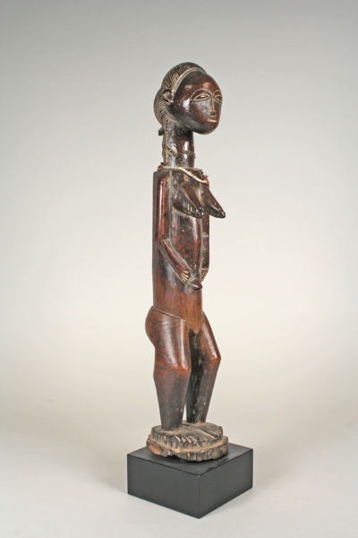 Costa de Marfil: Figura del siglo XIX XX en madera y cuentas