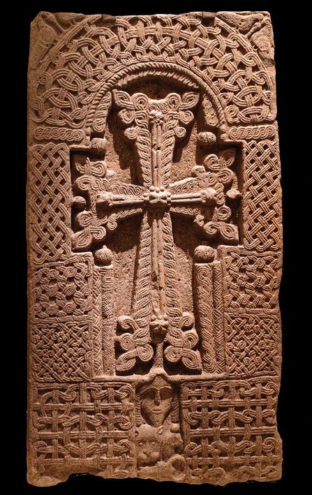 Una cruz, que promete la salvación, es la característica principal de este khachkar del siglo XII al XIII