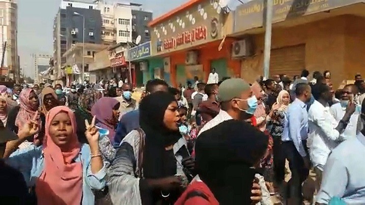 mujeres-manifestaciones-sudan Sudán: la oposición seguirá con las protestas hasta echar al presidente