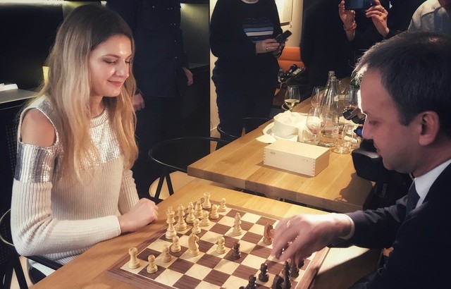 La campeona francesa Sophie Milliet juega con el presidente de la FIDE.