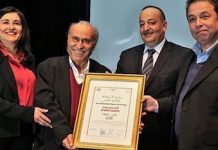 El poeta Wadih Saadeh con el premio Argana