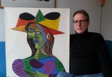 Arthur Brand posa junto al Picasso recuperado