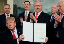 Donald Trump firma la orden presidencial de reconocimiento de los Altos del Golan por Israel en presencia del presidente Netanyahu