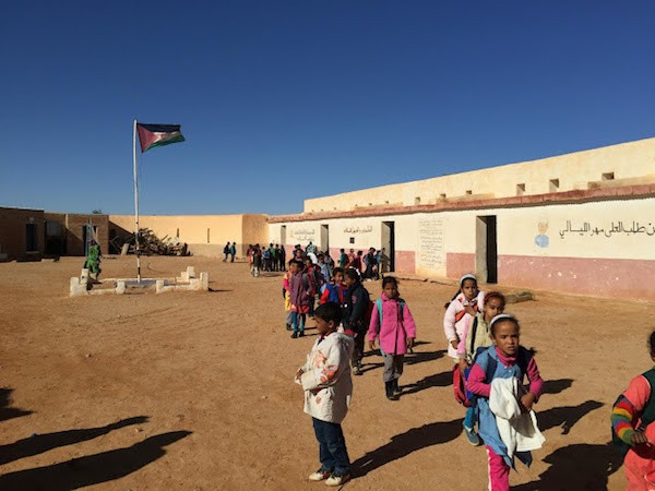 escolares-tinduf El Instituto Cervantes estudia abrir un aula en los campamentos saharauis de Tinduf