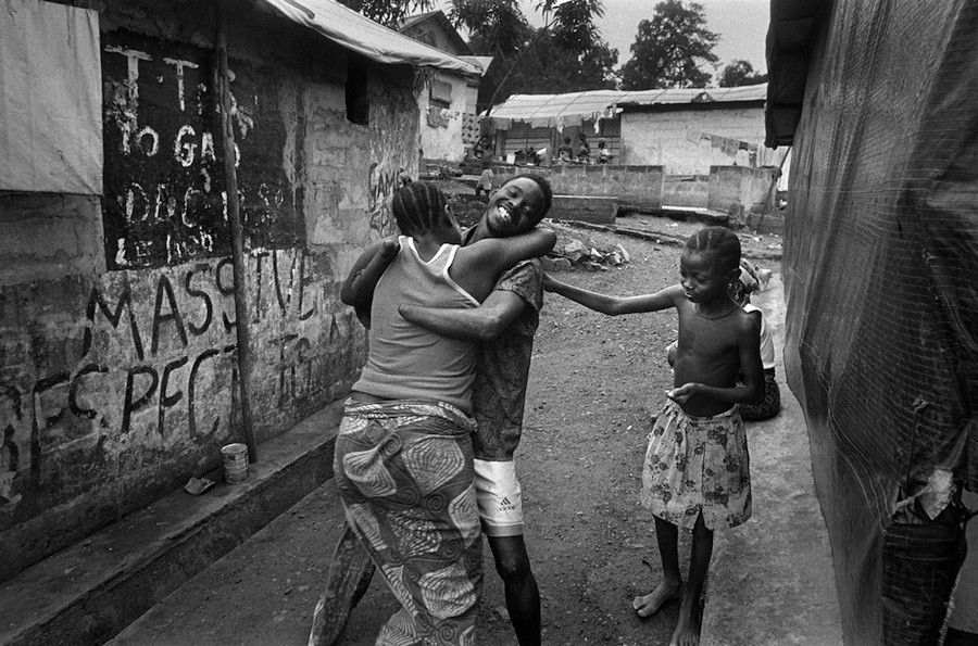 Gervasio Sanchez: victima de amputación abraza a un familiar en Freetown, Sierra Leona. 2000