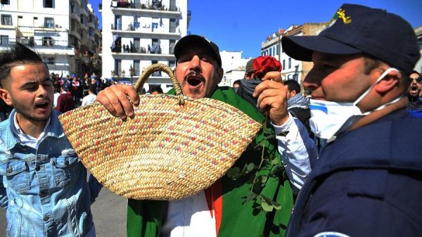 greve-600x337 En Argelia, universidades y campos de fútbol contra el 5º mandato de Bouteflika