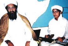 Hamza bin Laden, a la derecha, junto a su padre, en 2001