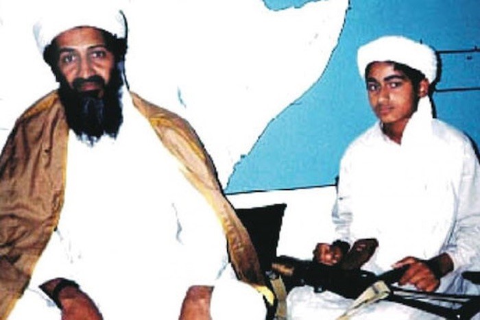 hamza-bin-laden-junto-a-su-padre-en-2001 Estados Unidos ofrece un millón de dólares por el hijo de Bin Laden