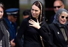 Télam: En un hecho sin precedentes, los neozelandeses atendieron este viernes 22 de marzo de 2019 la llamada a las plegarias islamicas en las mezquitas. En la foto, la presidenta, Jacinda Arden, entra en la mezquita en que se produjo el atentado.