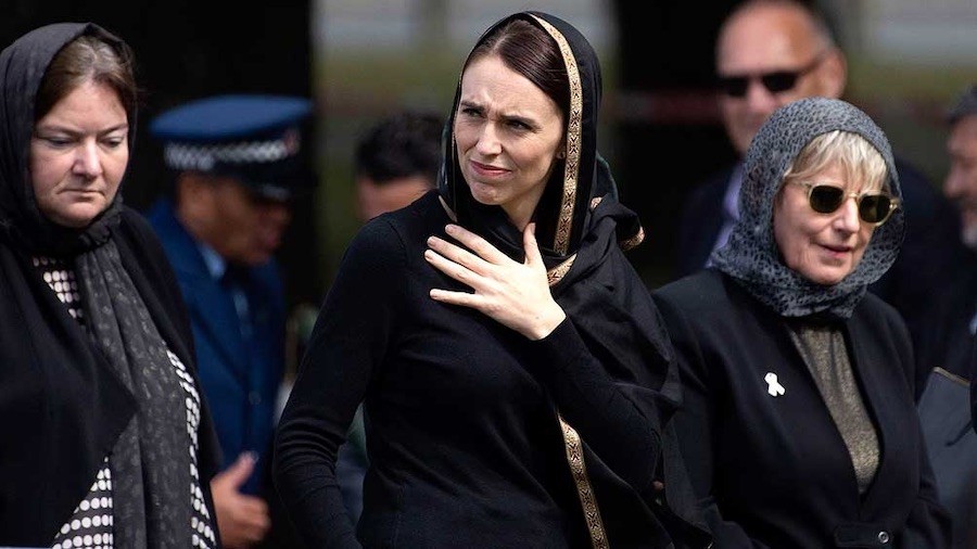 jacinda-arden-mezquita Nueva Zelanda: grito por la convivencia y la paz en el homenaje a las víctimas
