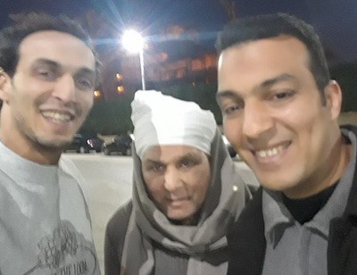 shawkan-iz-junto-a-su-padre-y-hermano El fotoperiodista egipcio Shawkan por fin está en libertad
