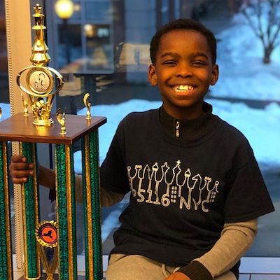 tanitoluwa-adewumi-trofeo Niño refugiado nigeriano, campeón de ajedrez en Nueva York