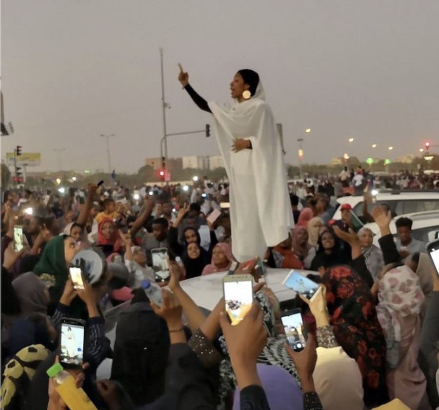 alaa-salah-sudan-abr2019 Una joven, símbolo de las protestas populares en Sudán